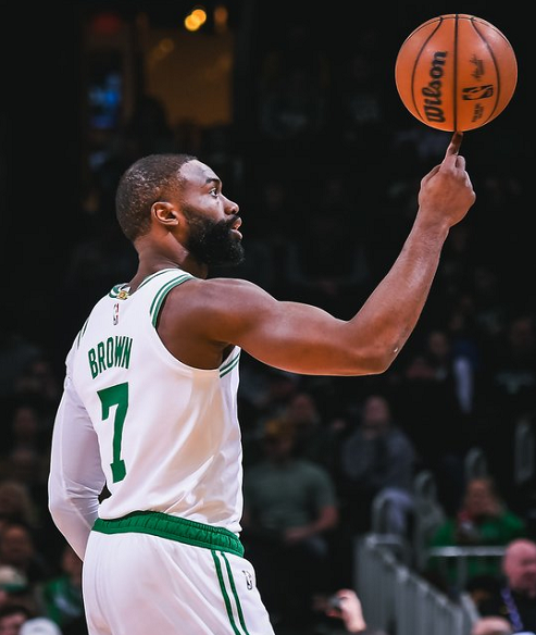 华体会体育-杨瀚森被雪藏霍勒迪全能难救主，布朗20+8+5+4，绿军复仇开拓者