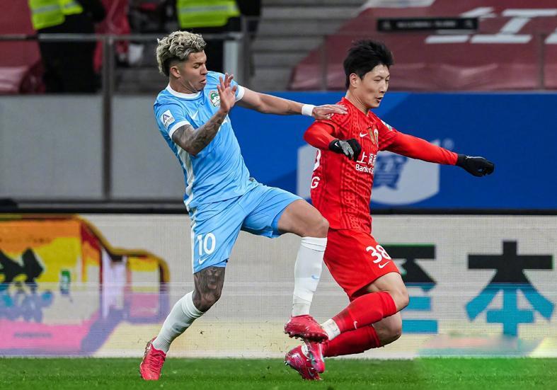 爱游戏体育-辣眼！中超首轮10大“战犯”大连占4个！球迷：怎么混上主力的？